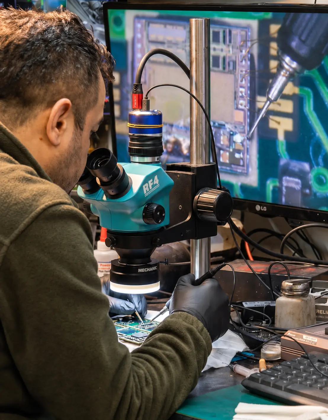 Mikroskop altında elektronik direksiyon kartı tamiri